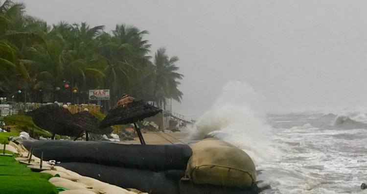 Chiều nay áp thấp đã mạnh thành bão số 6, đổ bộ từ Thừa Thiên Huế đến Quảng Ngãi