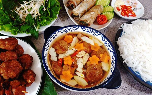 Bún chả bao nhiêu calo? Ăn bún chả có béo không?