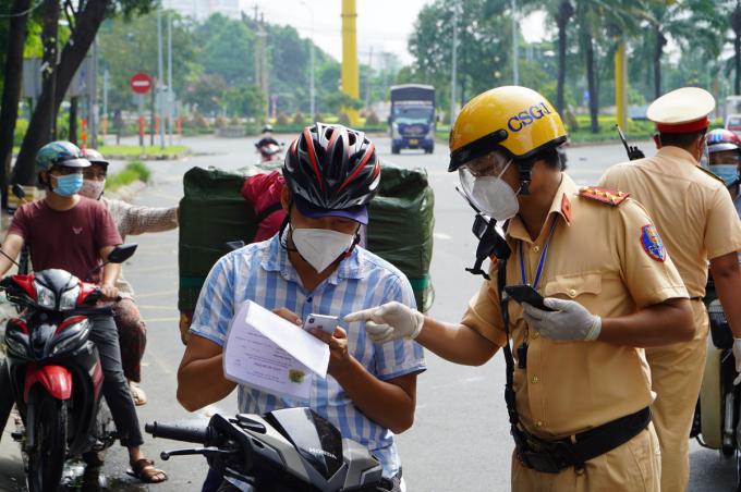 Từ 4/10, TP.HCM cho phép người dân 4 tỉnh lân cận đi xe cá nhân qua lại làm việc