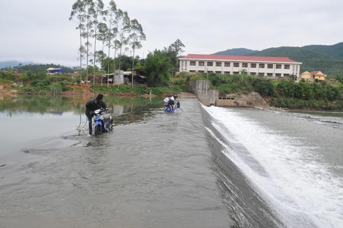 Bão số 7 sẽ gây mưa rất to khu vực từ Thanh Hóa đến Quảng Bình, người dân nên di dời đến nơi an toàn, hạn chế ra đường khi mưa lũ