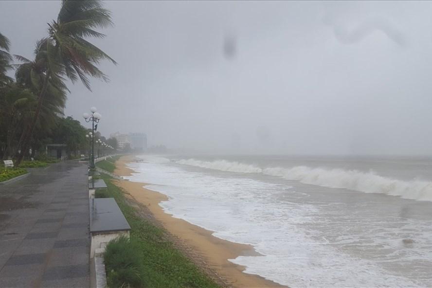 Bão số 8 khả năng đi sâu vào đất liền từ Thanh Hóa - Quảng Bình ngày 14/10