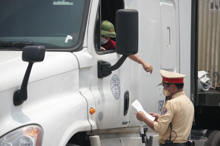 Những địa phương nào đã bỏ yêu cầu giấy xét nghiệm khi ra vào tỉnh?