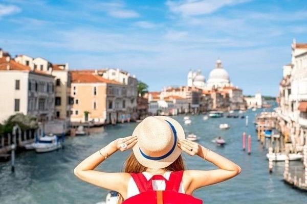 Người tiêm đủ 2 mũi vaccine chỉ cần khai báo y tế khi đi du lịch nội địa