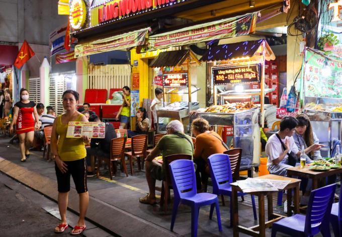 TP.HCM: Mở lại dịch vụ ăn uống tại chỗ trong tuần tới