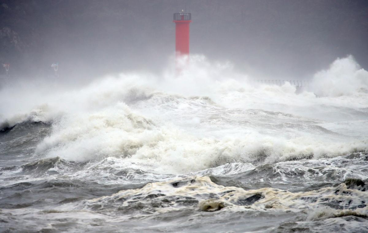 Áp thấp nhiệt đới khả năng mạnh thành bão hướng vào Bình Định - Bình Thuận