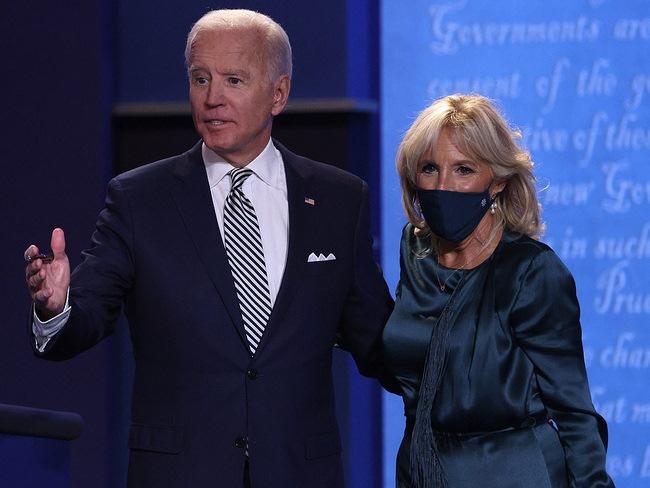 Sự đối lập giữa hai vị phu nhân trong cuộc tranh luận của Trump và Biden