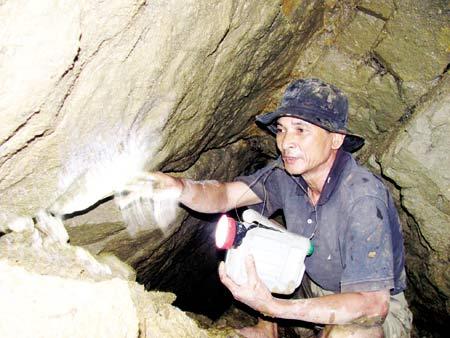 Kho báu vua Hàm Nghi: Những câu chuyện bi thương đằng sau niềm tin mù quáng