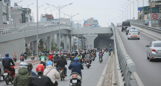 Đường phố Hà Nội ngày đầu đi làm sau Tết: Nơi thoáng bất ngờ, nơi ùn tắc nghẹt thở