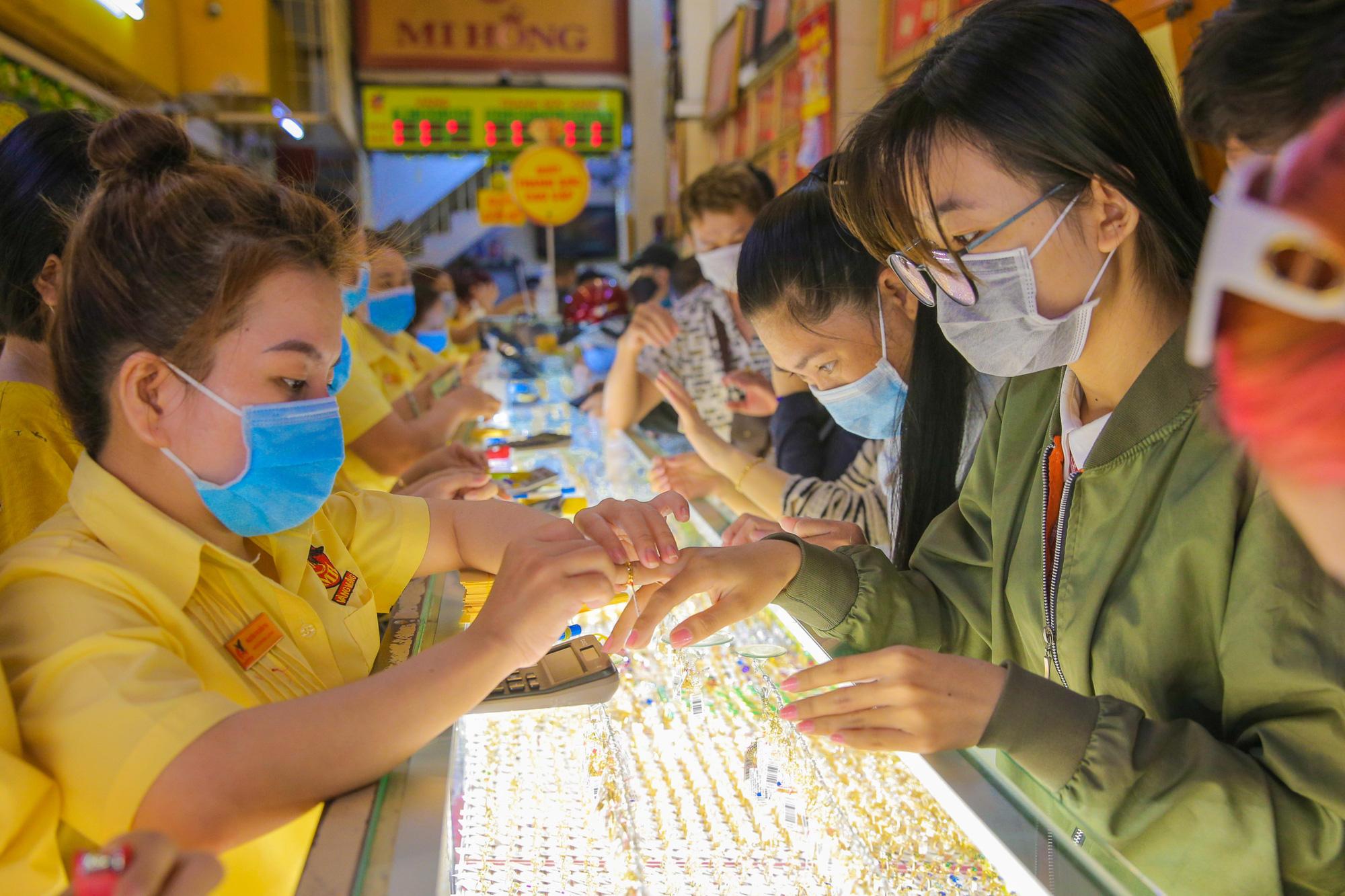 Giá vàng hôm nay 11/3: Tăng nhẹ theo đà lên của giá vàng thế giới