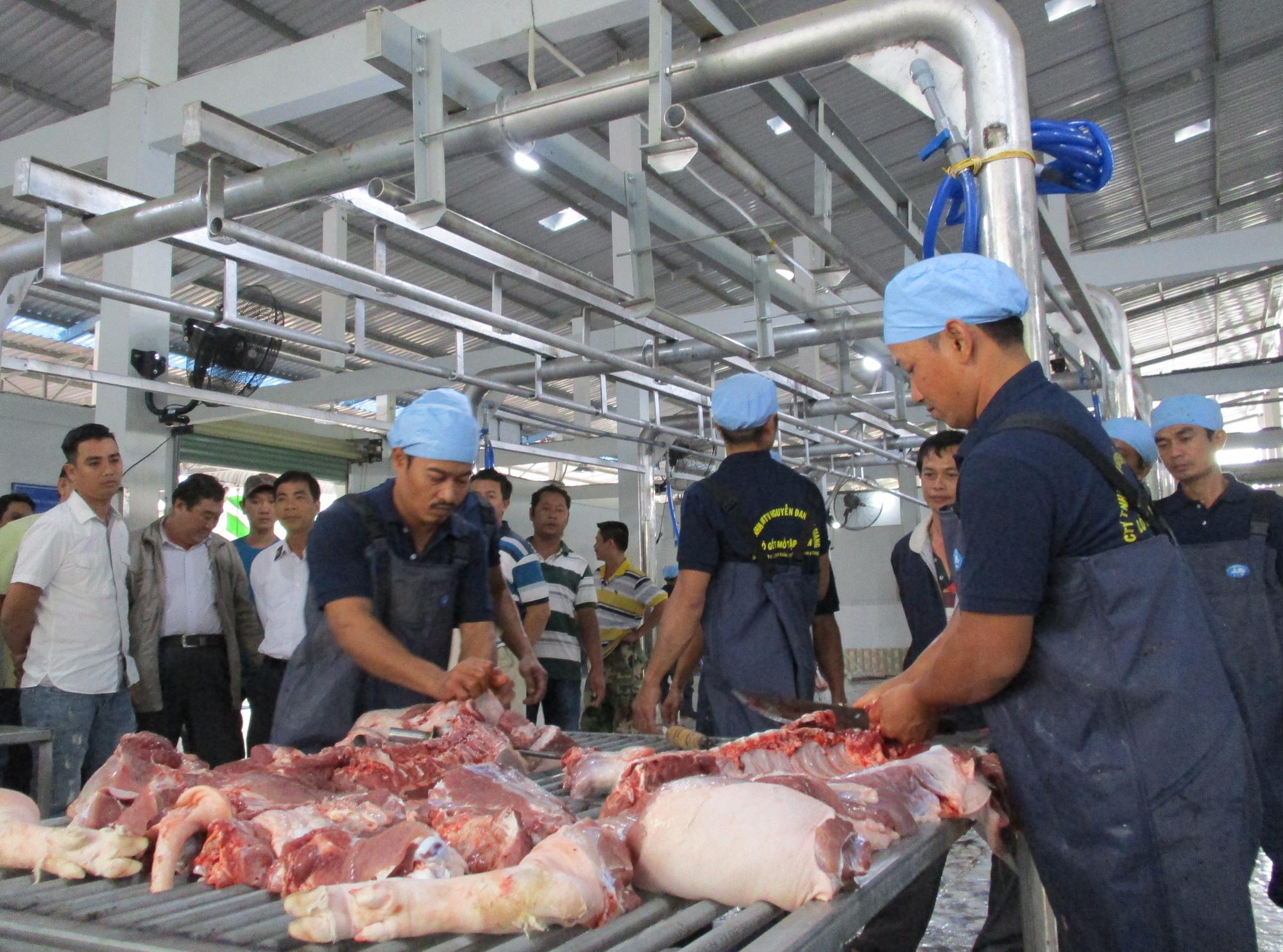 Giá thịt lợn hôm nay 12/4: Biến động trái chiều trên cả nước