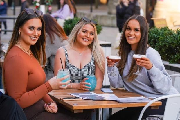 Hàng nghìn người dân Anh quốc đổ ra đường ăn mừng ngày các quán nhậu được mở cửa trở lại