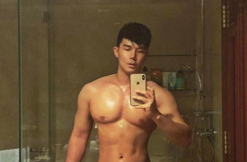 Chán livestream, Nathan Lee chuyển sang khoe thân trong phòng tắm