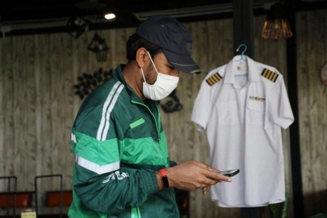 Ngành hàng không "thất thủ" vì Covid: Cơ trưởng đi giao hàng, tiếp viên hàng không đi rửa bát, bưng bê