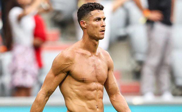 Thân hình "Mlem mlem" của CR7 khiến chị em "nghiêng ngả"