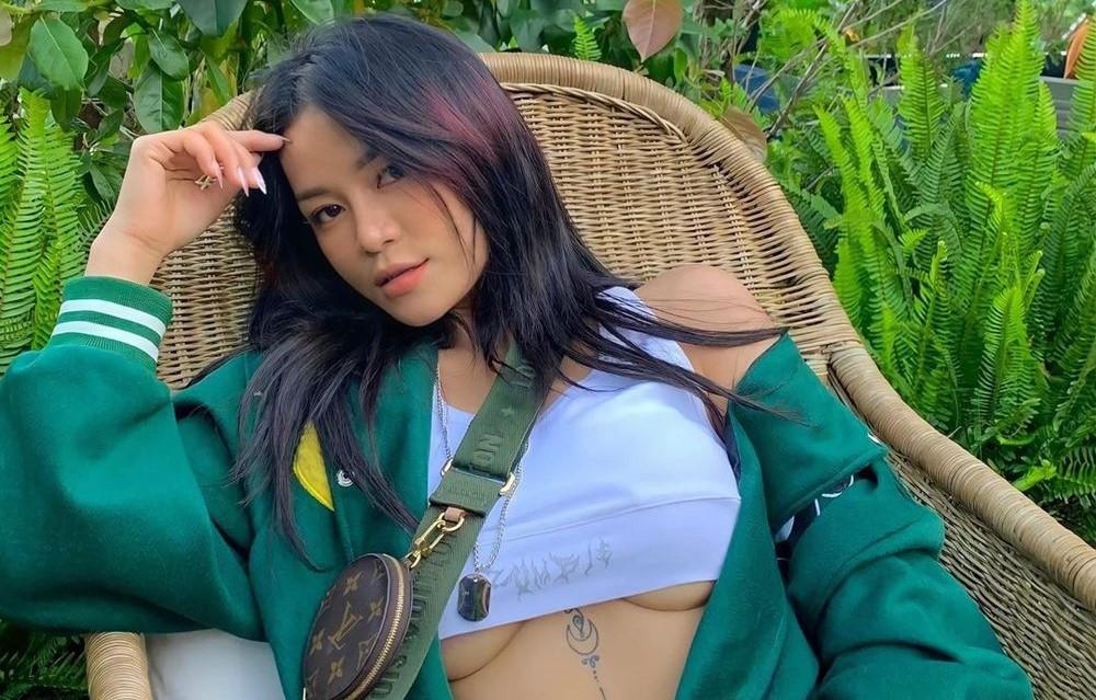 Blacki D: Nữ CEO xinh đẹp quyến rũ đam mê phong cách underboob khiến người đối diện "đỏ mặt"