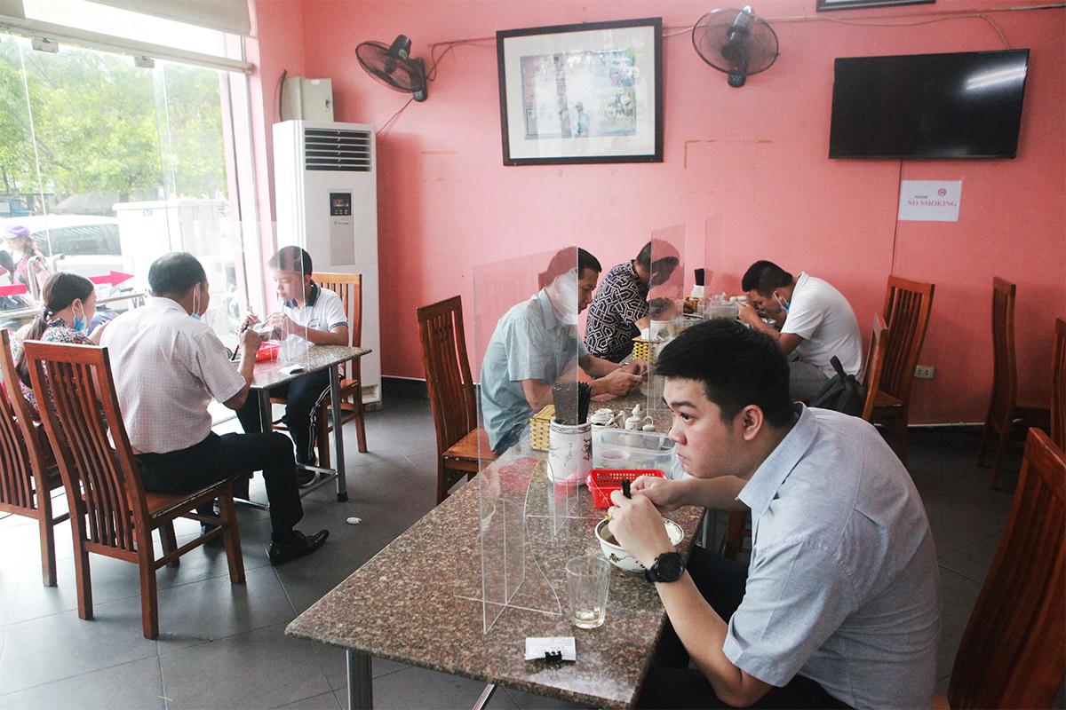 Hà Nội ngày đầu mở cửa hàng quán trở lại: 5 giờ sáng đã có người đi ăn phở