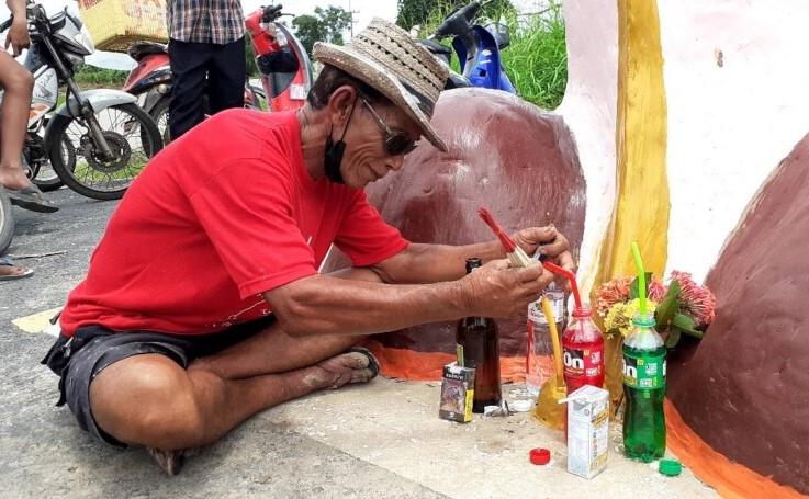 Gặp hạn hán nặng, dân làng dựng tượng "con ciu" khổng lồ cầu mưa xuống