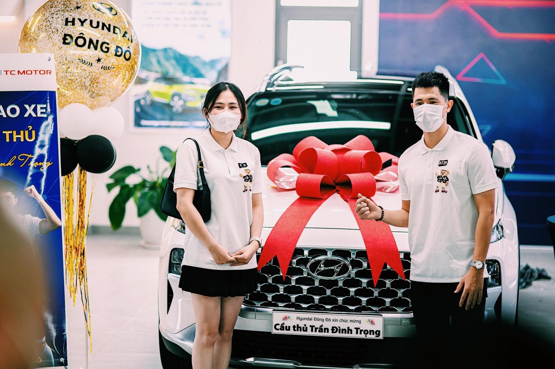 Trung vệ Đình Trọng diện đồ đôi cùng bạn gái đi mua xe xịn tiền tỉ