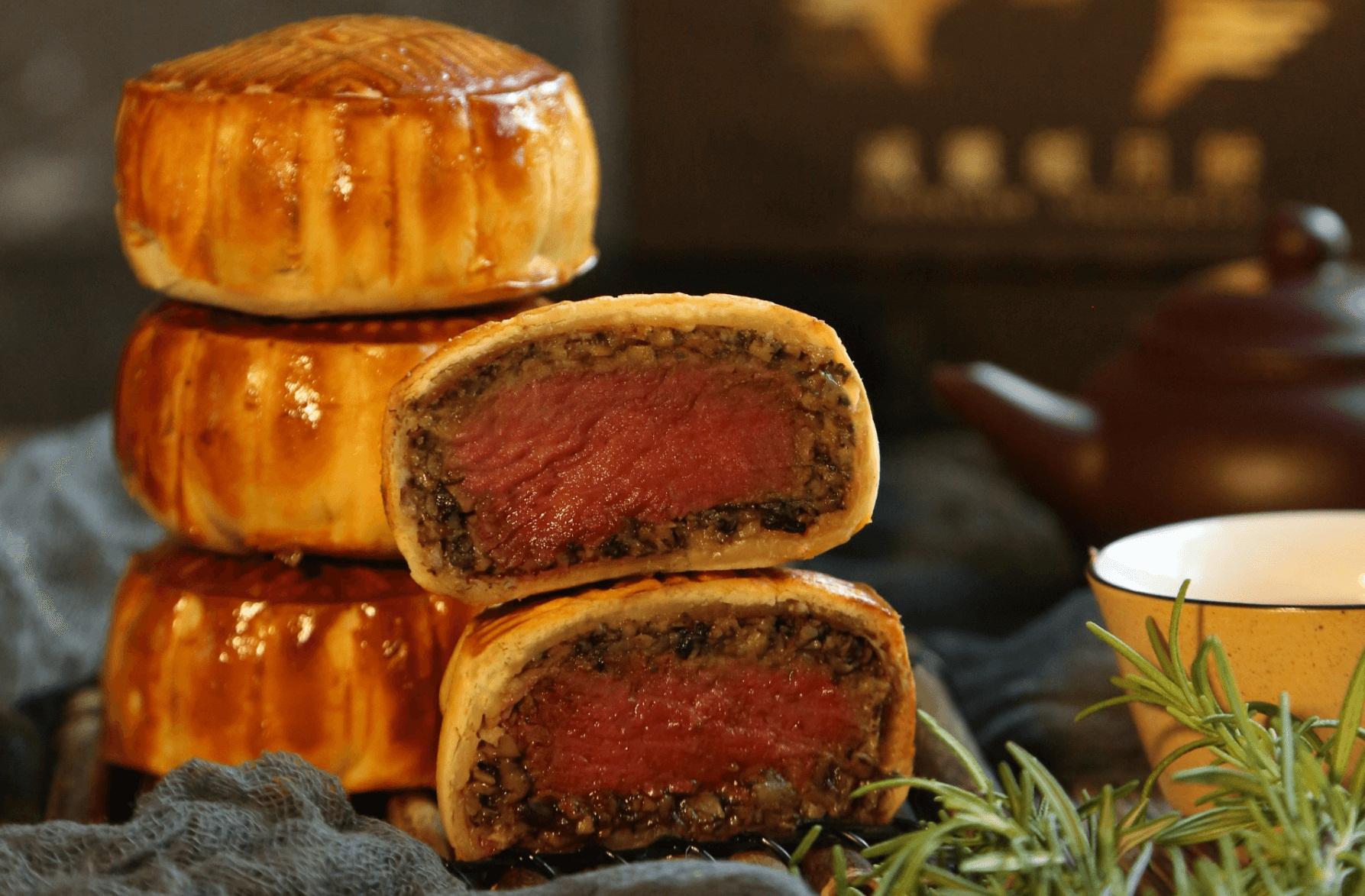 Bánh Trung thu "phiên bản giới hạn" nhân thịt bò Wellington có giá 1,6 triệu đồng/cặp