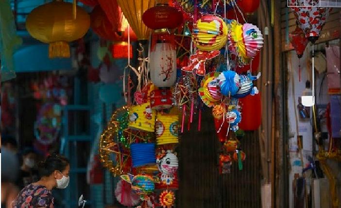 Hàng Mã ngày Tết trung thu: Người dân hồ hởi đổ về, hàng quán chỉ mở hé