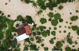 Nha Trang ngập trong biển lũ vì mưa lớn