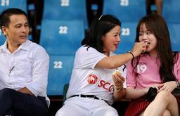 Huỳnh Anh khoe tin nhắn thân thiết với mẹ Quang Hải sau khi cầu thủ dính nghi vấn có tình mới