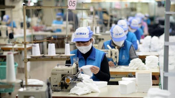 Từ 1/2/2021, lao động nữ hưởng thêm tiền lương khi đi làm ngày "đèn đỏ"