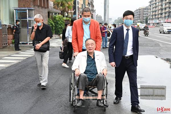 Tỷ phú 80 tuổi bị vợ đòi ly hôn 2 lần vì nguyên nhân từ 30 năm trước