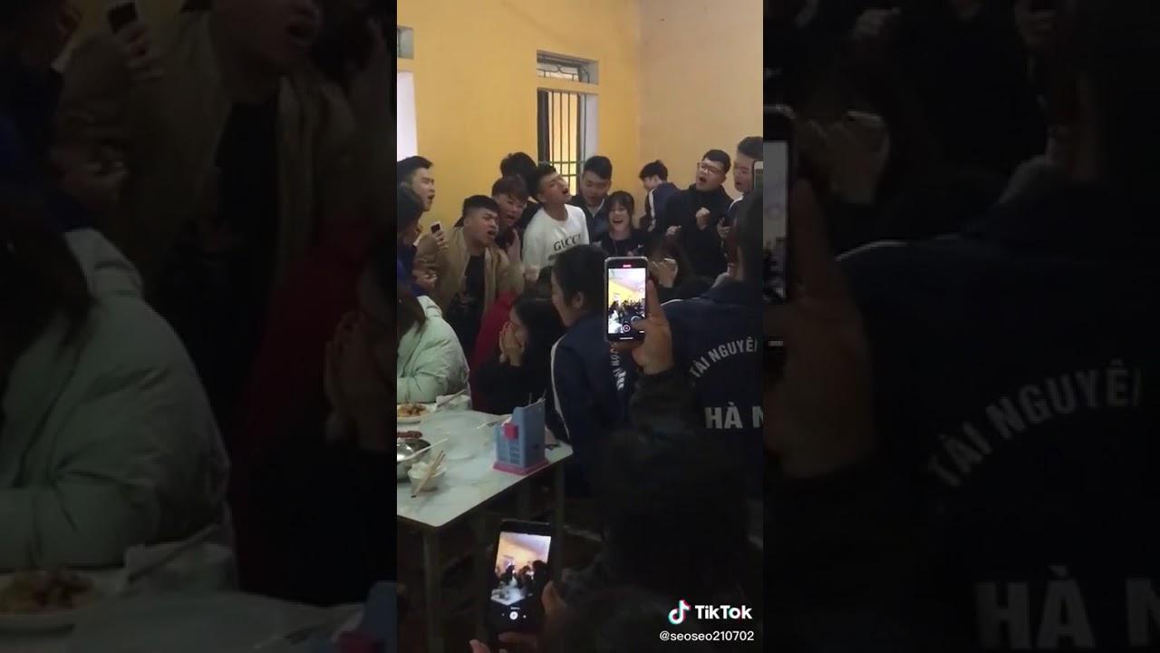 Nam sinh "số nhọ nhất năm", bị bồ đá còn gặp hội bạn thân vô cảm