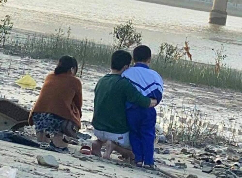 Hà Tĩnh: Bố ôm con quỳ gối bên sông chờ tìm kiếm người mẹ nhảy cầu tự tử