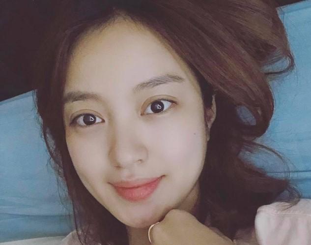 Mi Vân khoe mặt mộc khi vừa ngủ dậy