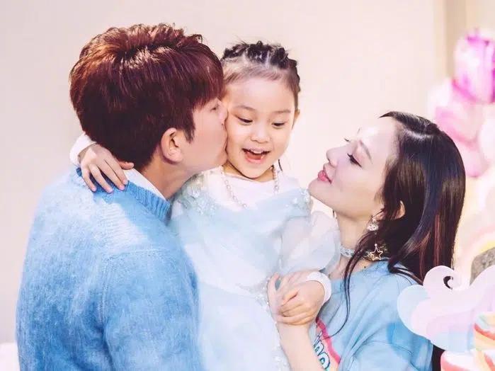 Lý Tiểu Lộ đưa con gái đi chơi cùng người đàn ông giấu mặt