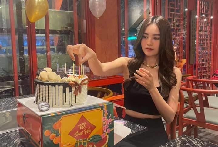 Ninh Dương Lan Ngọc lộ eo ngấn mỡ sau Tết, tạm xa vòng eo 54cm