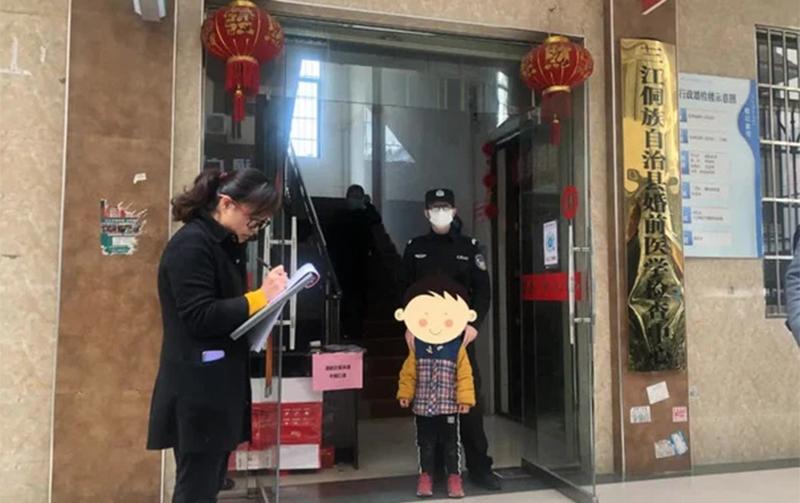 Xong thủ tục ly hôn, cặp vợ chồng "đường ai nấy đi" bỏ quên con trai 5 tuổi trước cổng tòa án