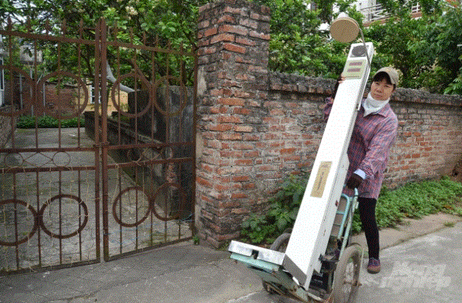 Cảm động câu chuyện mẹ đơn thân làm nghề cân dạo nuôi con thành Tiến sĩ tại Pháp