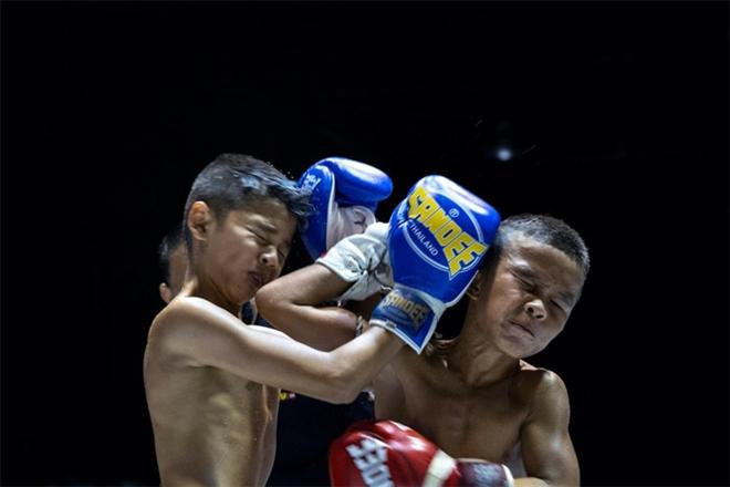 Cậu bé Thái Lan 9 tuổi đi đấu kick boxing để nuôi cả nhà