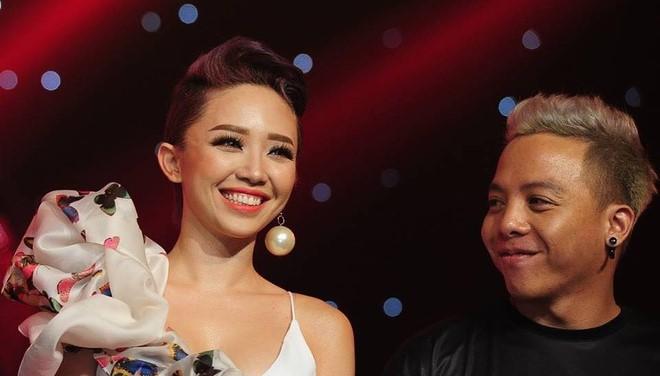 Hoàng Touliver đích thị "nghiện" vợ, mua hẳn album 10 năm trước của Tóc Tiên làm kỷ niệm