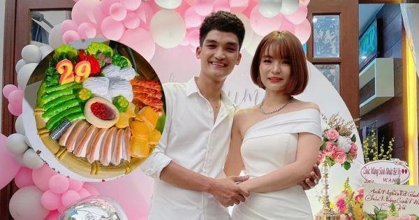Mạc Văn Khoa được bà xã tặng bánh kem bún đậu mắm tôm trong ngày sinh nhật