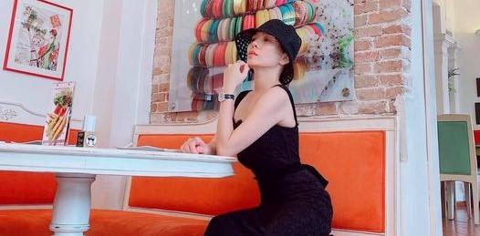 Đức Huy khoe đồng hồ bạc tỷ, Lệ Quyên liền xoè tay phô đồng hồ và kim cương