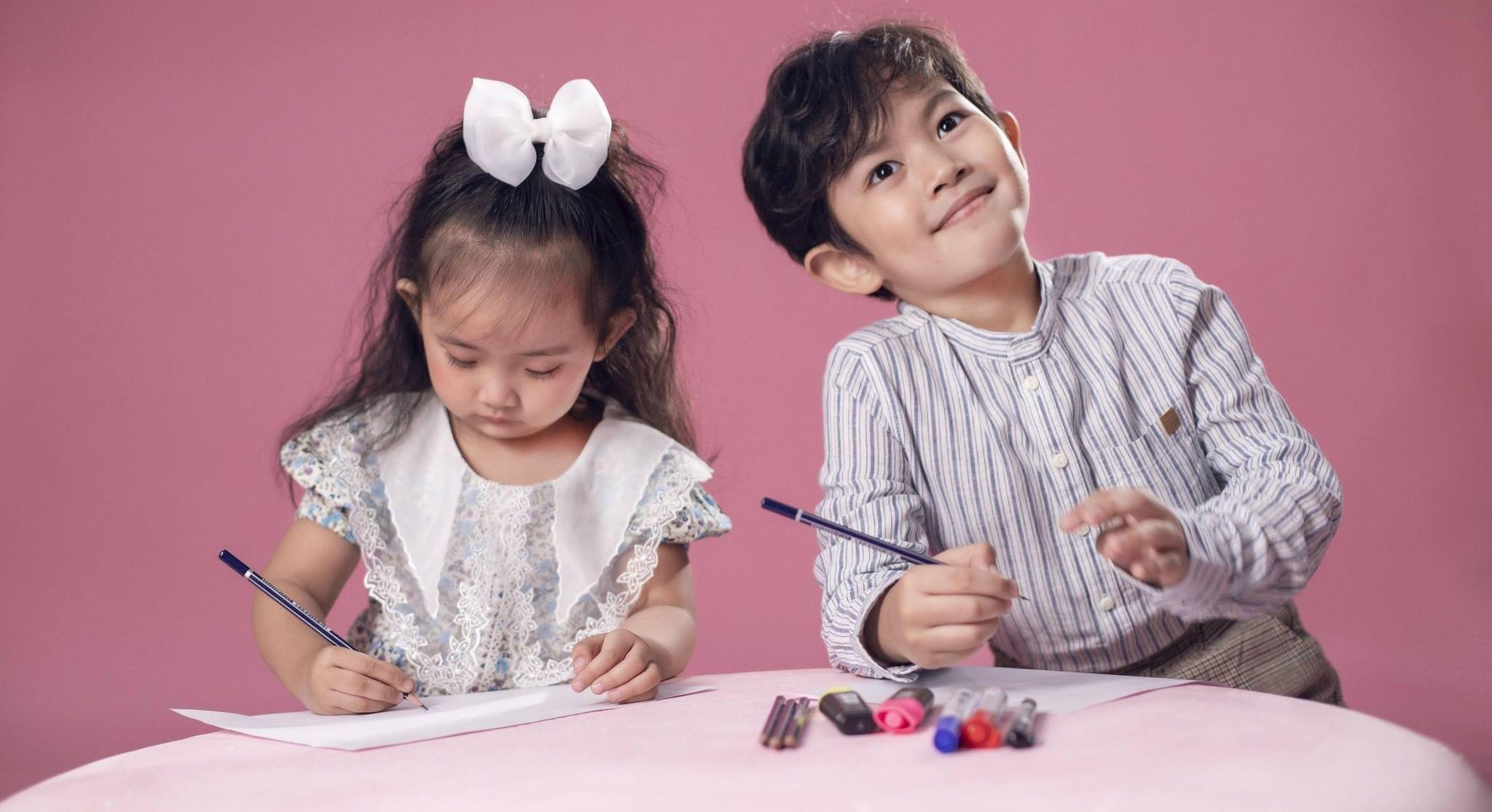 Vẻ ngoài đáng yêu "sao y bản chính" của 2 nhóc tỳ nhà Khánh Thi - Phan Hiển