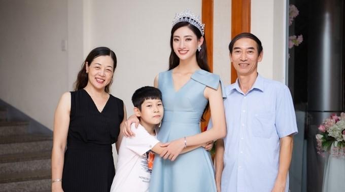 Lương Thùy Linh tiết lộ phản ứng của mẹ khi thấy con gái mặc đồ gợi cảm, tự nhận là "phiên bản nữ" của bố