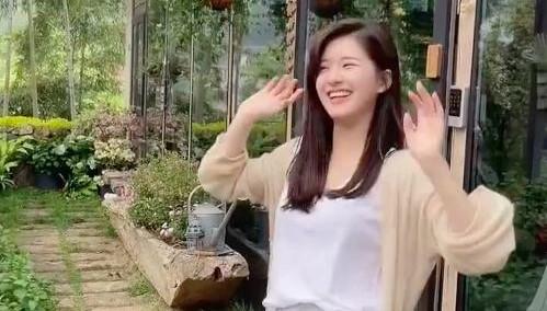 “Thánh nữ xuyên không" Triệu Lộ Tư ăn mặc xuề xòa vẫn sốt MXH