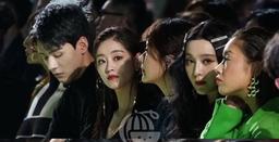 Khoảnh khắc Cung Tuấn ngẩn ngơ ngồi giữa Phạm Băng Băng và dàn sao nữ