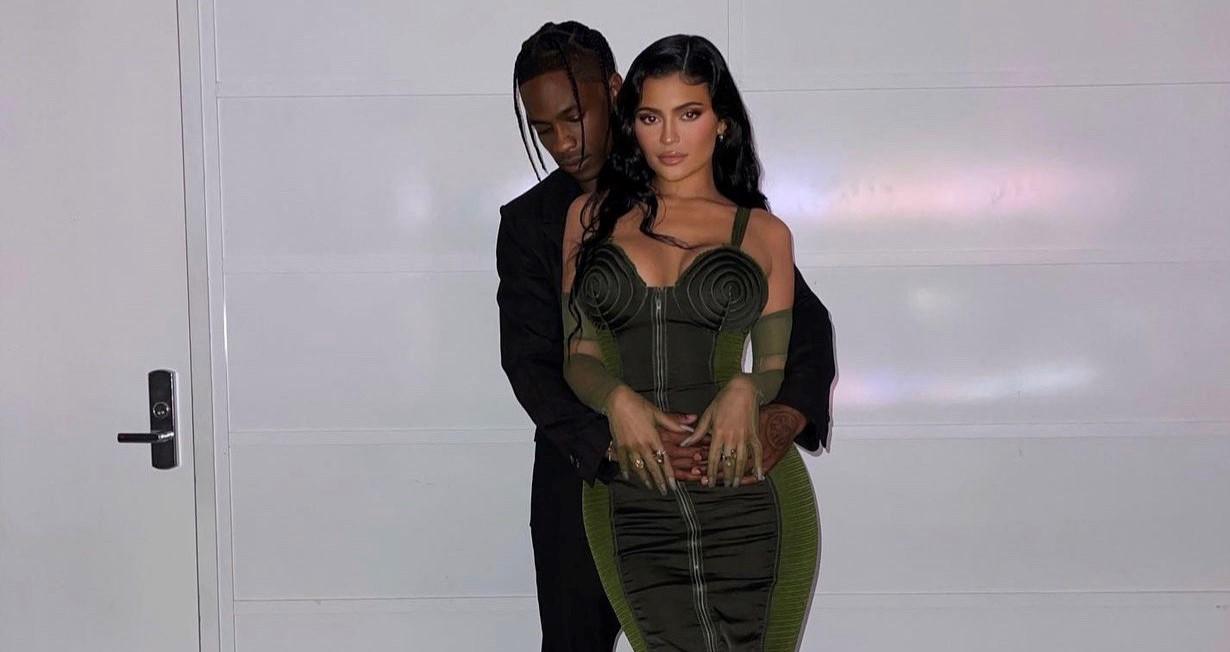 Kylie Jenner khoe ảnh tình tứ với chồng cũ Travis Scott