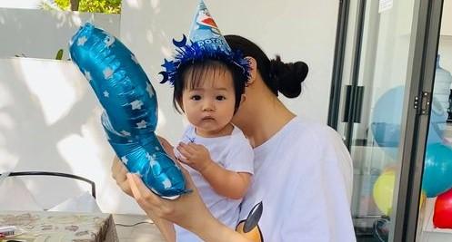 Nếu Hồ Ngọc Hà thuê dịch vụ trọn gói cho sinh nhật của Subeo thì đích thân Đàm Thu Trang tự tay làm tiệc cho con trai riêng của chồng