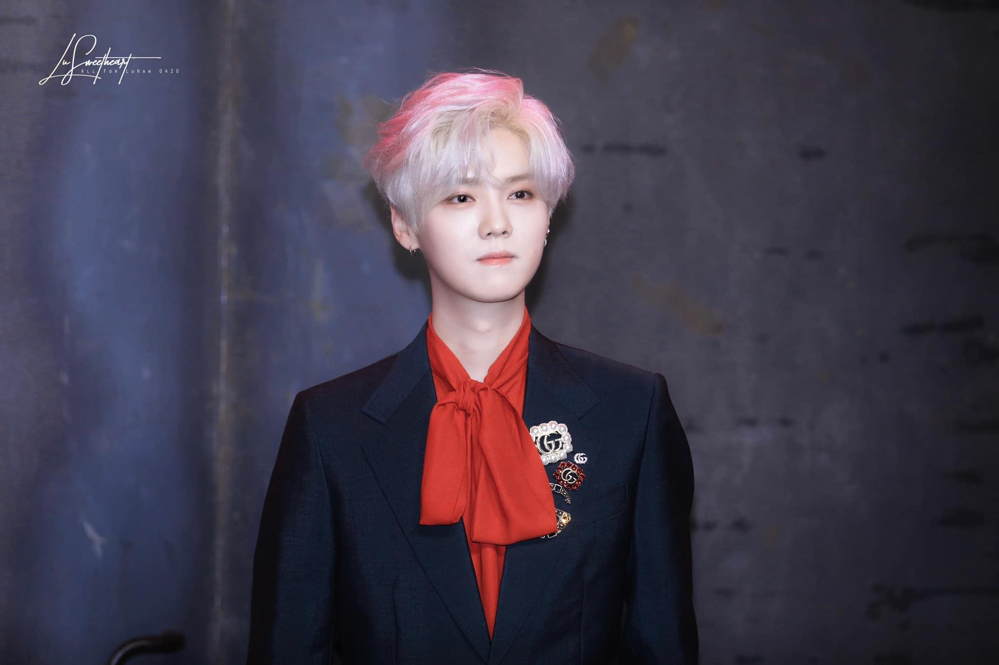 Lộc Hàm gây sốt Weibo nhờ mái tóc bạch kim lãng tử