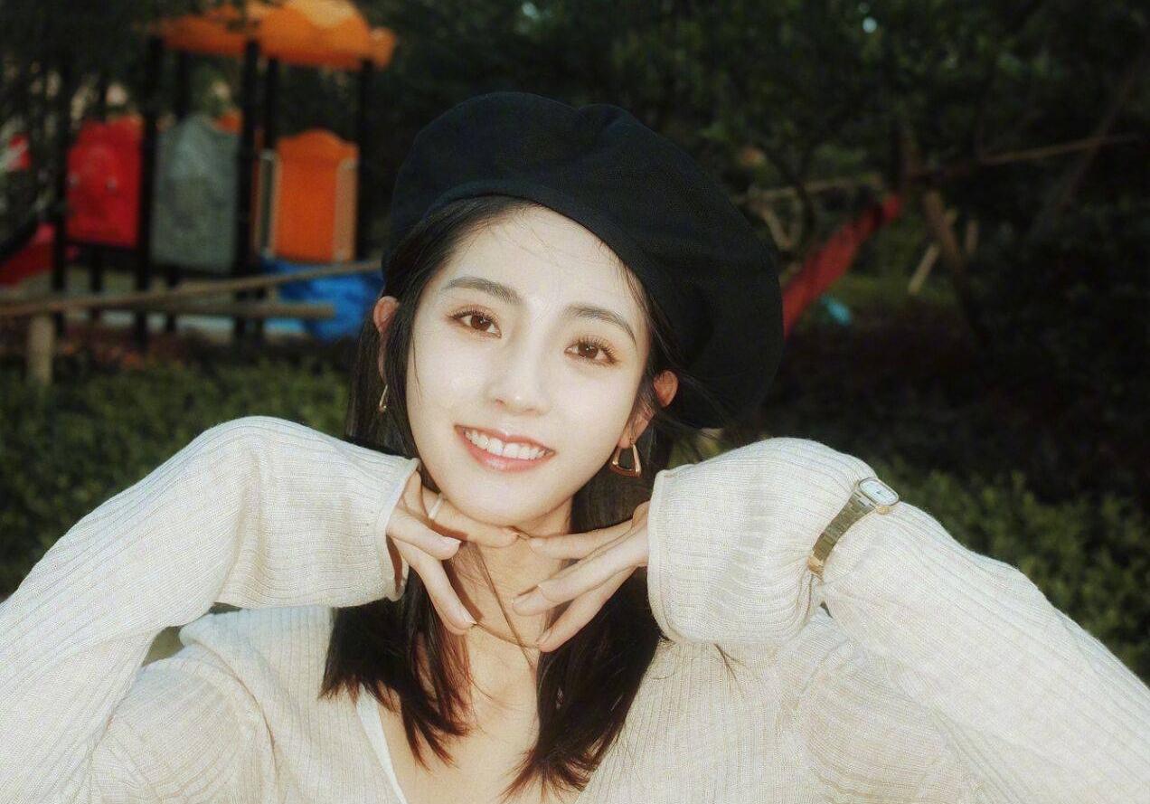 "Người tình màn ảnh" của Nhậm Gia Luân - Hình Phi khoe nhan sắc tinh khôi trong bộ ảnh mùa hè