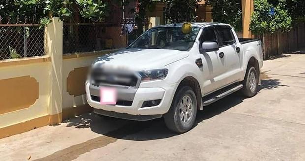 Đậu xe dưới tán cây, chủ xe ô tô nhận được quà "trái mít" từ trên trời rơi xuống