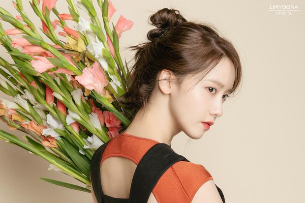 Ngẩn ngơ ngắm lưng trần gợi cảm của Yoona trong tạo hình kín trước hở sau