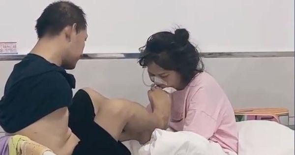 Cảm động người chồng không có tay đành dùng chân chăm sóc vợ nằm viện